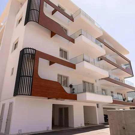 Yamas Sunny Pool Penthouse Families & Couples Only דירה